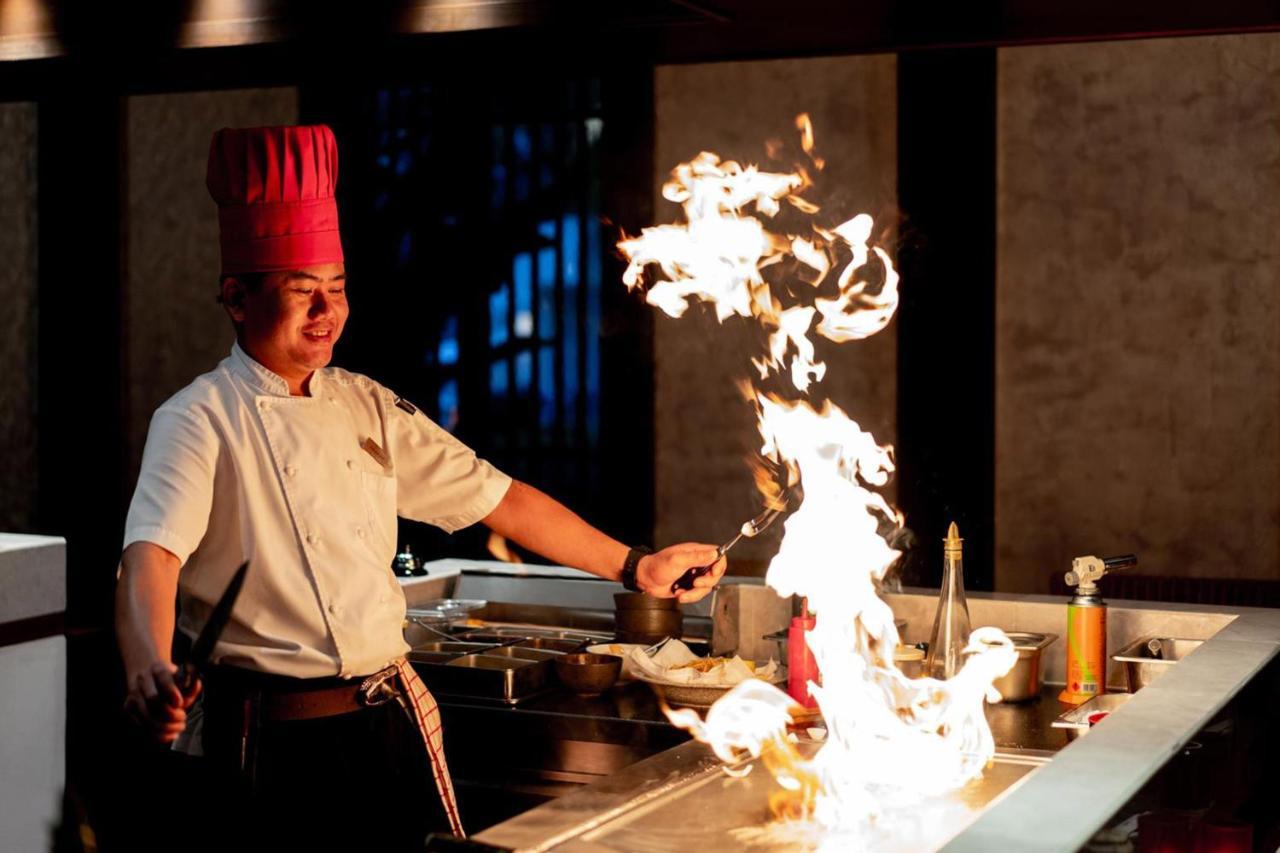 Jw Marriott Khao Lak Resort And Spa Exterior foto A chef cooking with a flaming wok
