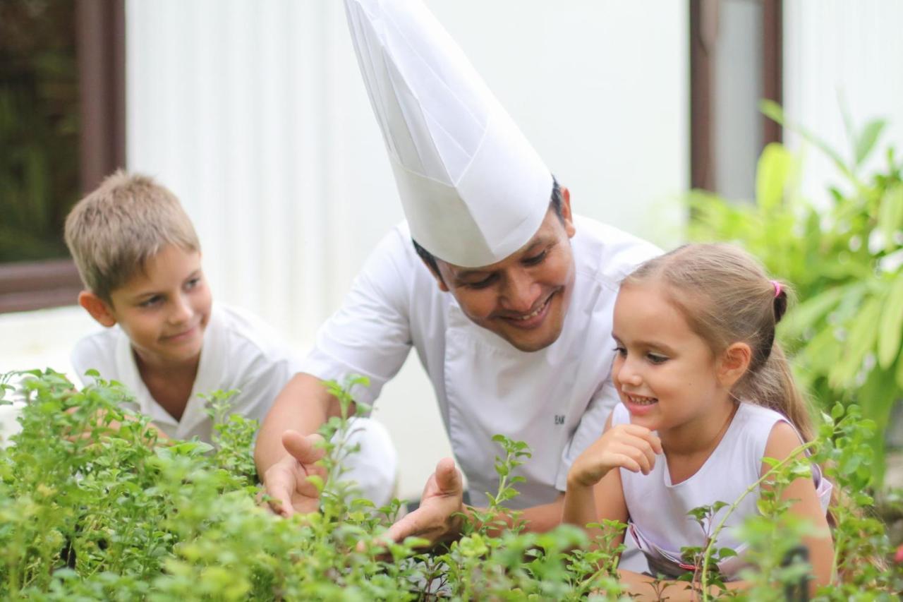 Jw Marriott Khao Lak Resort And Spa Exterior foto Chef with children
