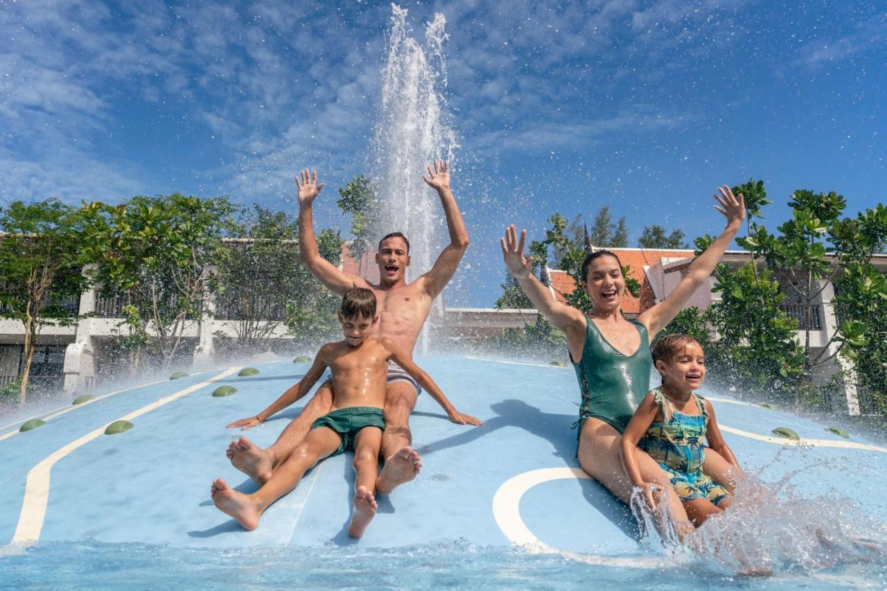 Jw Marriott Khao Lak Resort And Spa Exterior foto Family at Splash Jungle Water Park