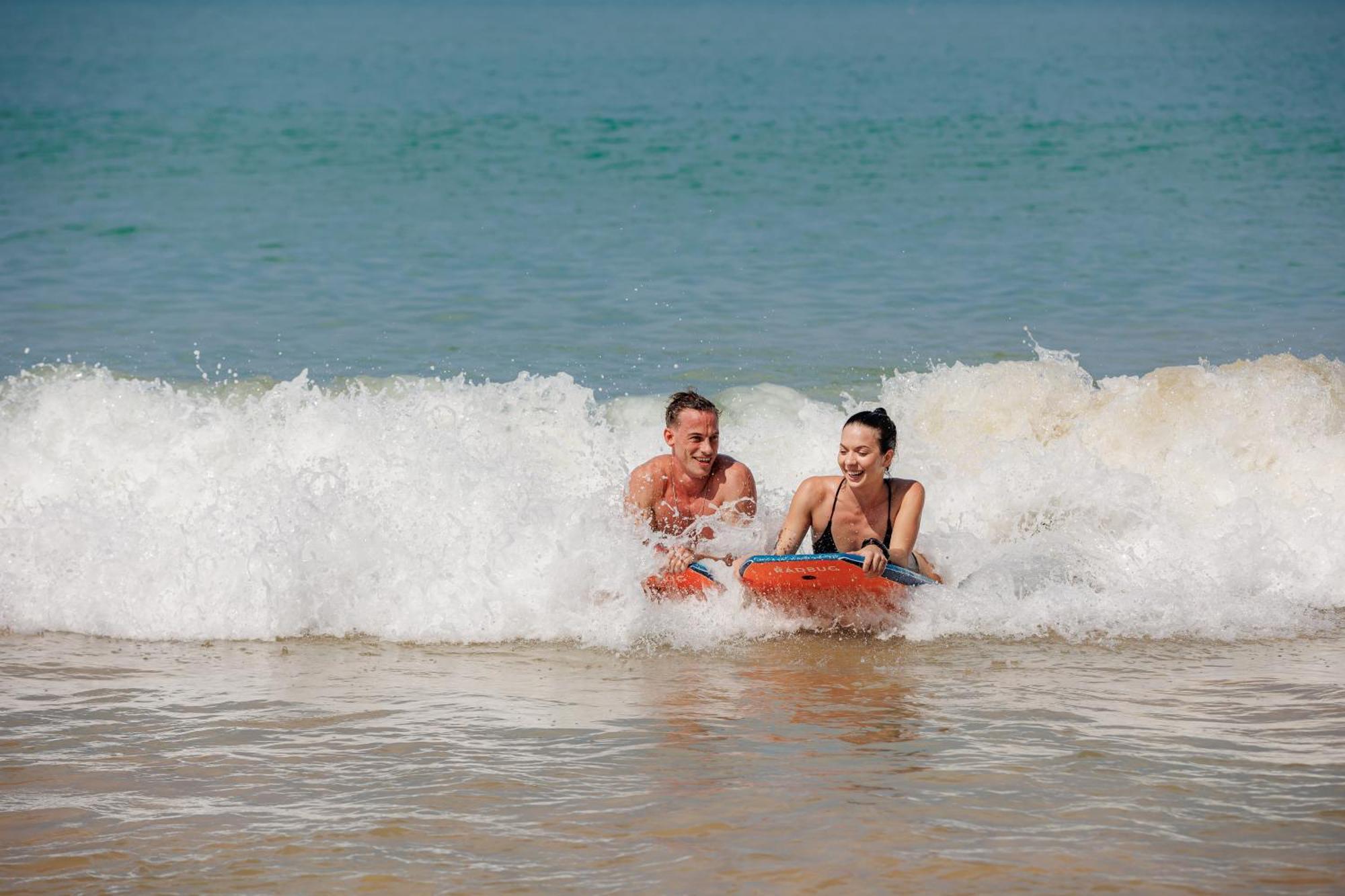 Jw Marriott Khao Lak Resort And Spa Exterior foto Bodyboarding in the waves