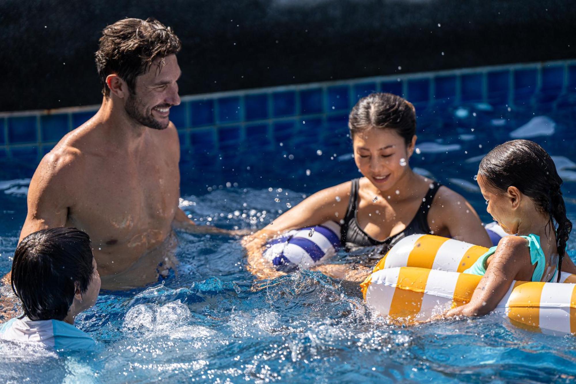 Jw Marriott Khao Lak Resort And Spa Exterior foto Family playing in a swimming pool