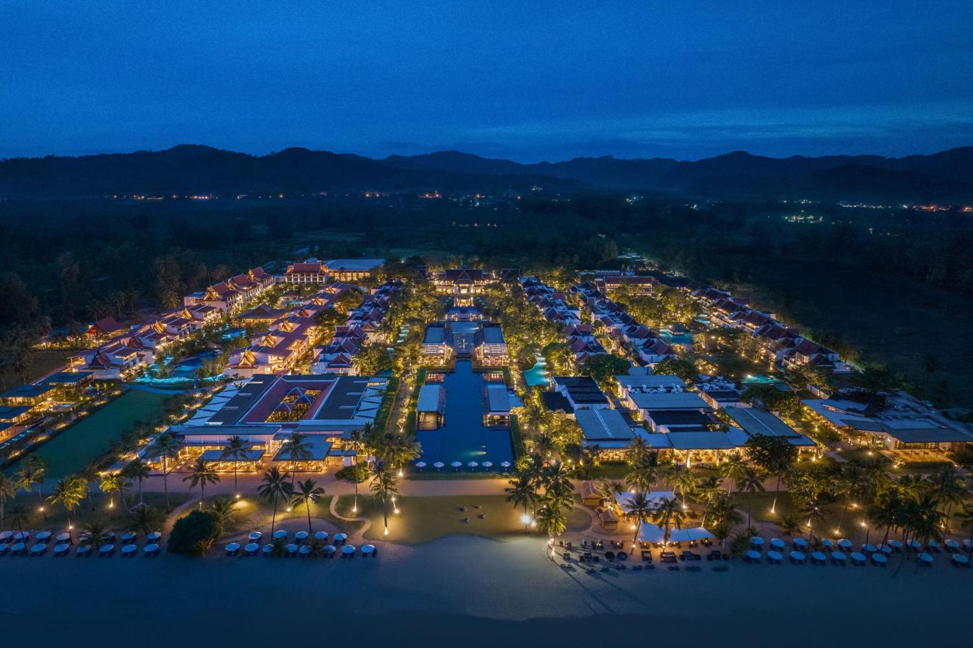 Jw Marriott Khao Lak Resort And Spa Exterior foto Hua Hin at night
