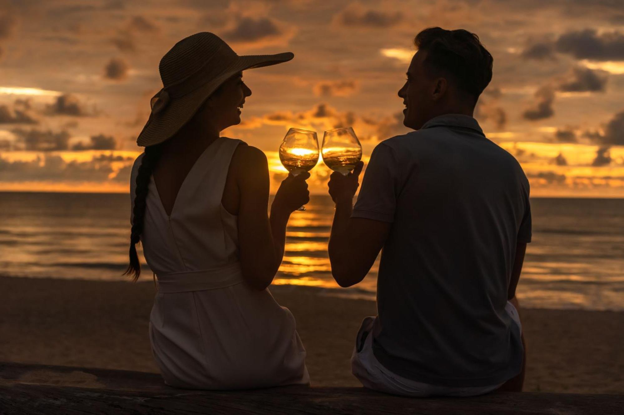 Jw Marriott Khao Lak Resort And Spa Exterior foto Sunset at the beach