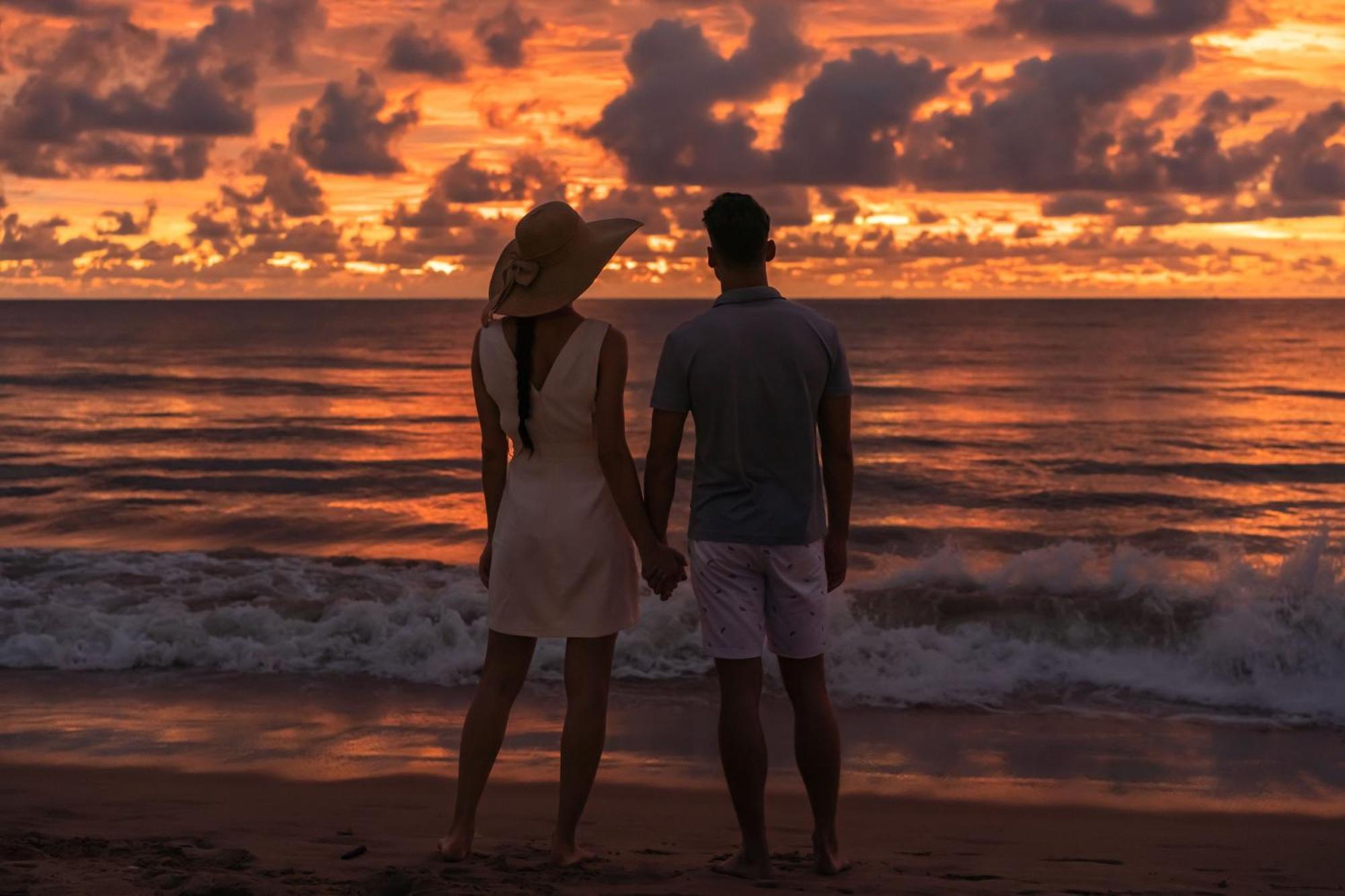 Jw Marriott Khao Lak Resort And Spa Exterior foto Sunset at the beach